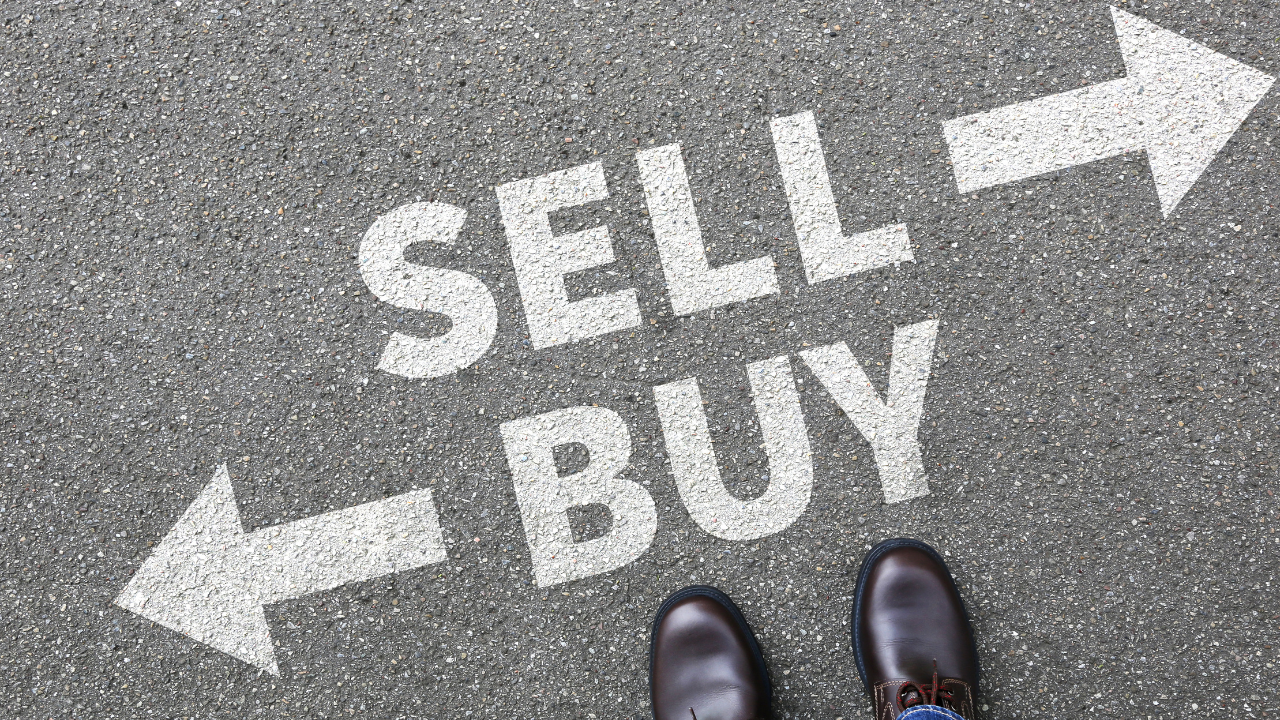 Image of a road with an arrow pointing to the right labelled sell and an arrow pointing to the left labelled buy